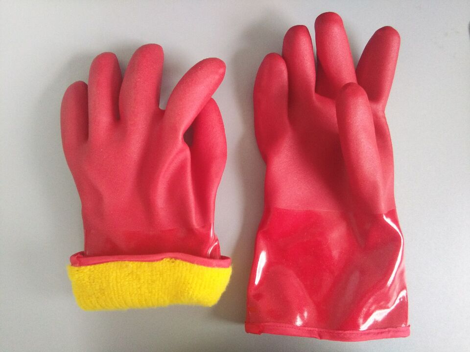 红色防寒手套
